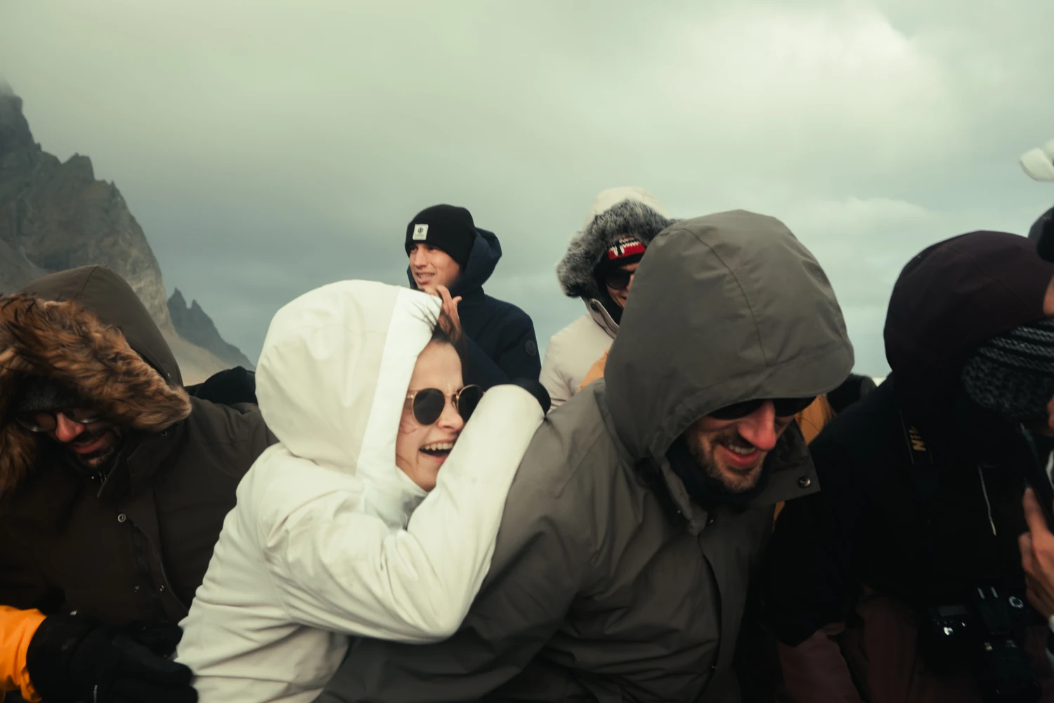 Viaggiatori in giacca a vento si stringono insieme durante una giornata tra le montagne