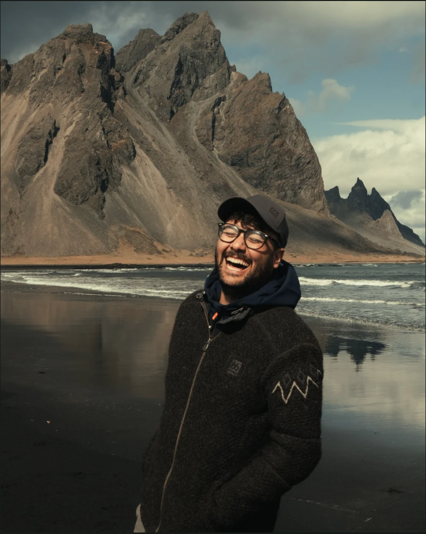 Pierpaolo Paluan ride sulla spiaggia di Stokksnes, in Islanda