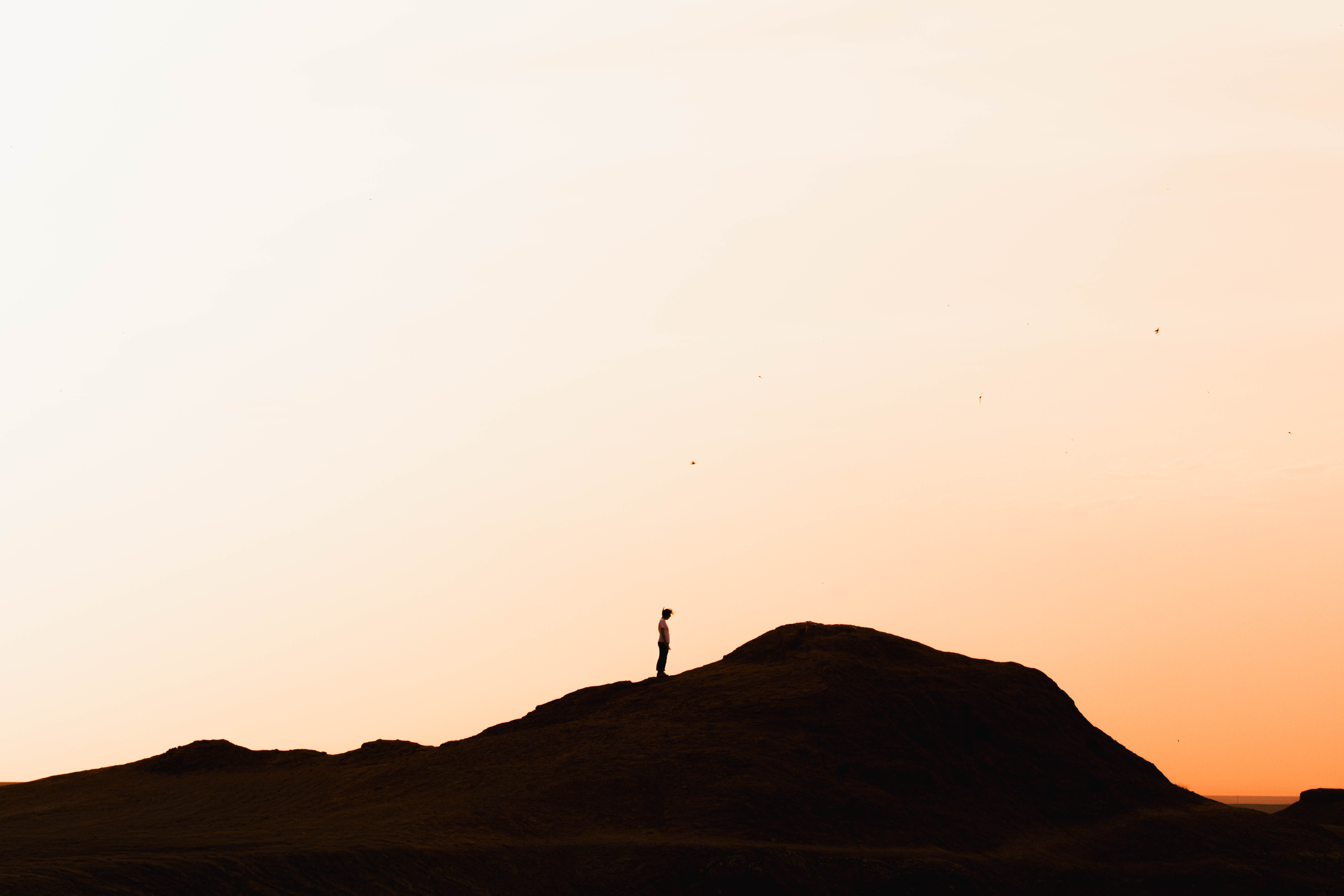 Una figura in controluce sotto un cielo arancio, fotografia d’archivio di Pierpaolo Paluan