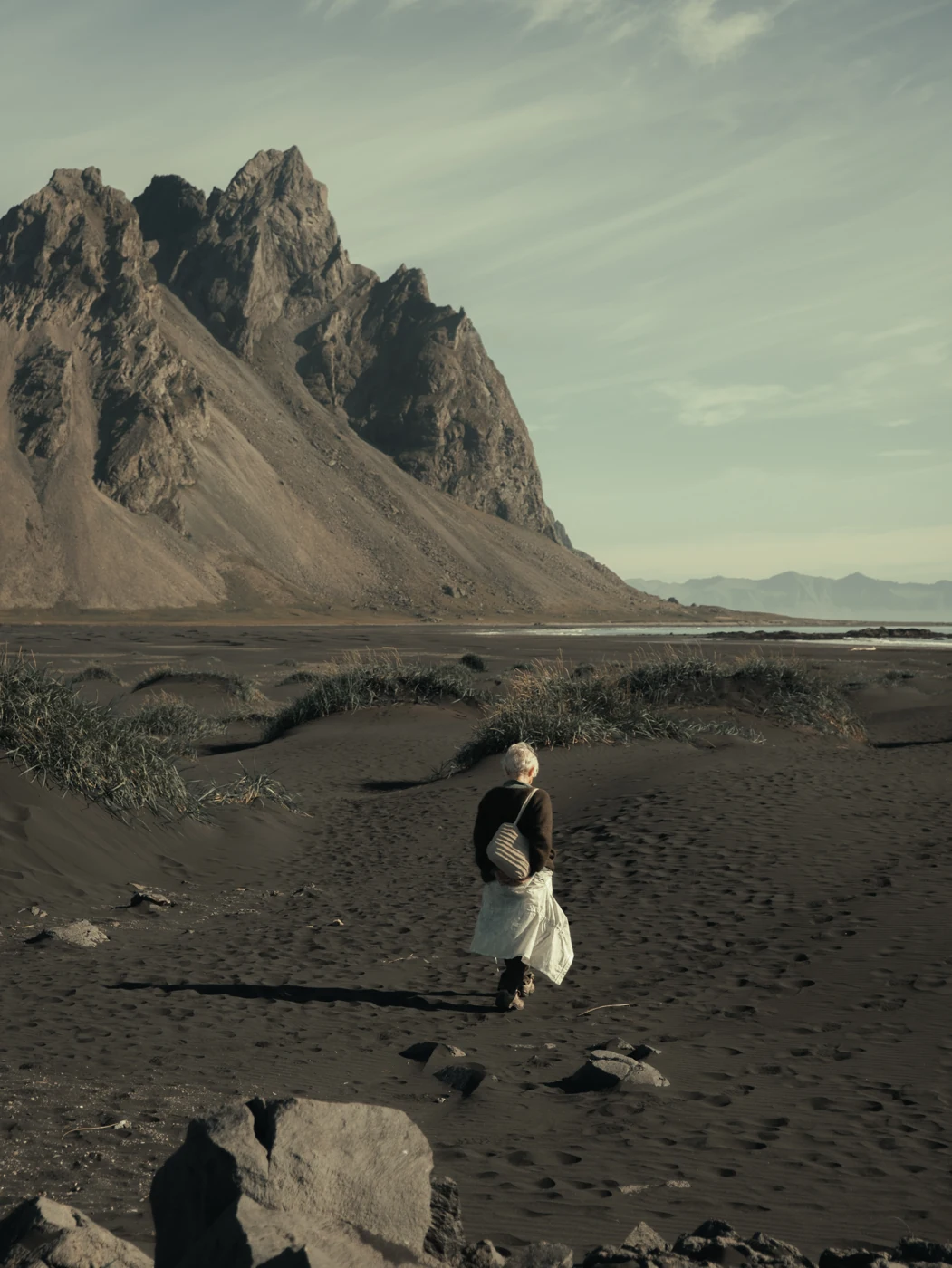 Una viaggiatrice sulla spiaggia nera di Stokksnes
