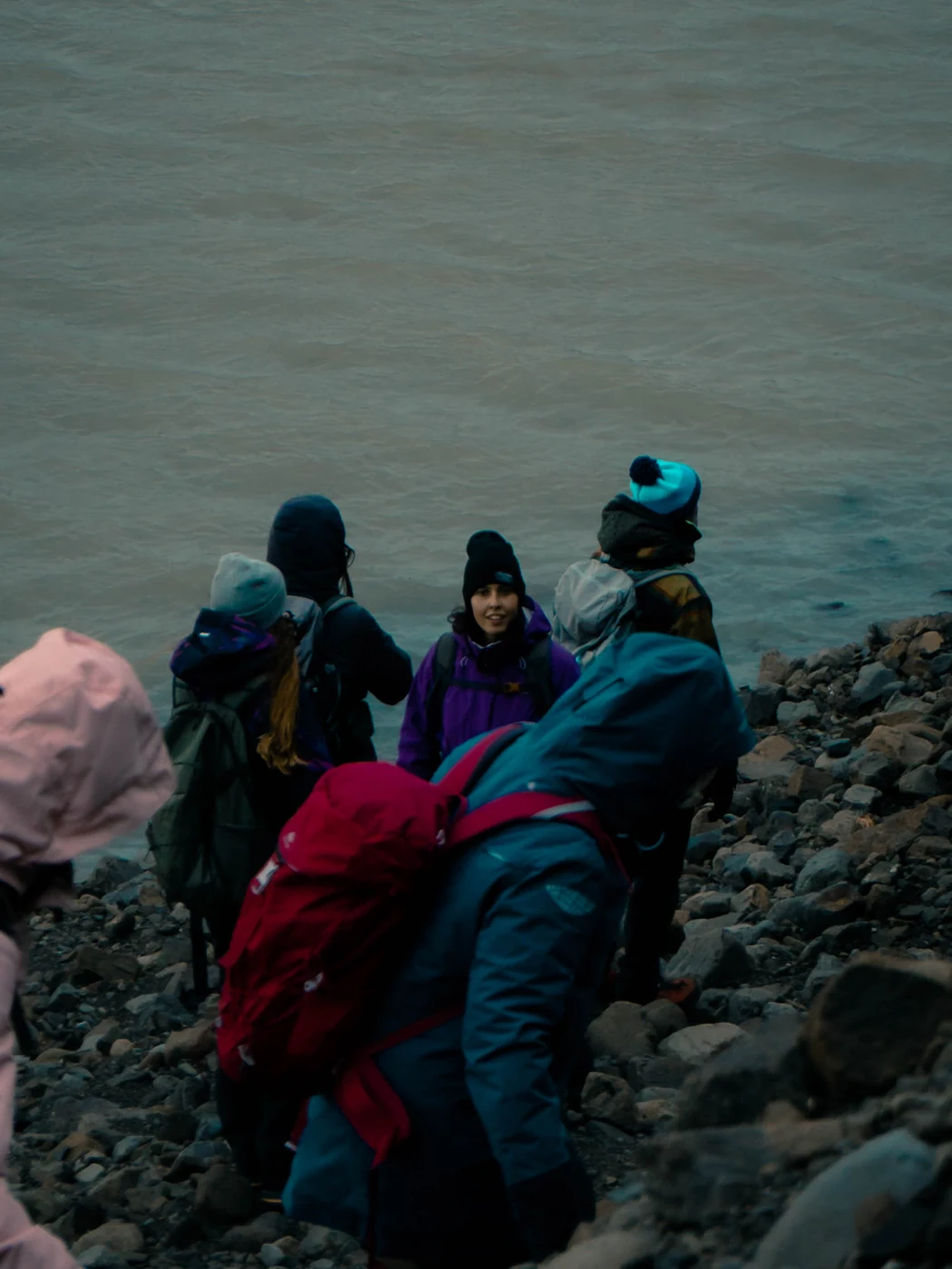 Un gruppo di viaggiatori lungo la costa