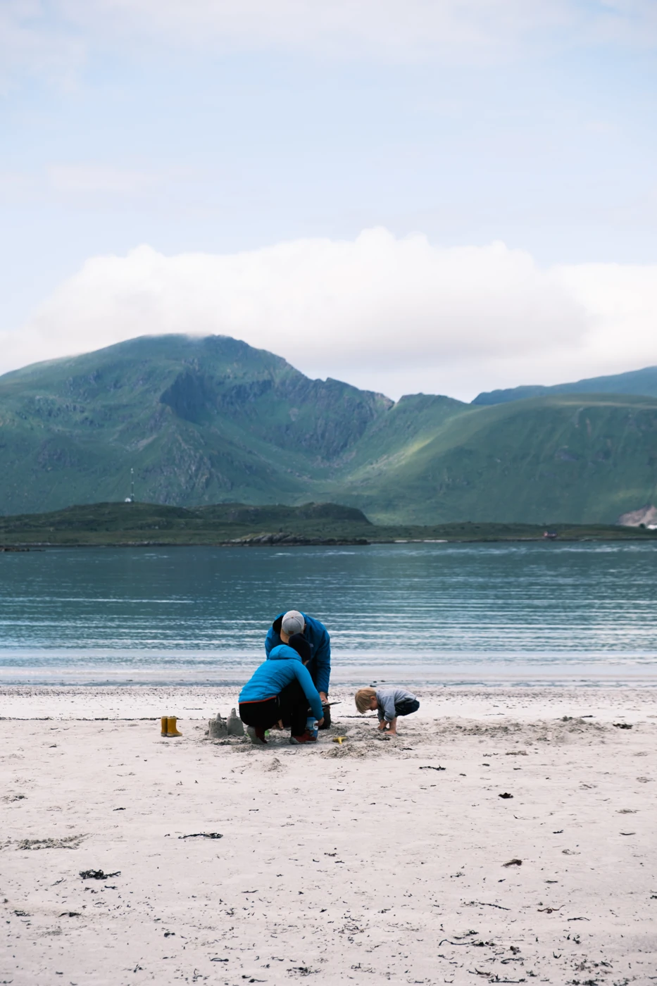 Una pausa sulla spiaggia, tra mare e montagne