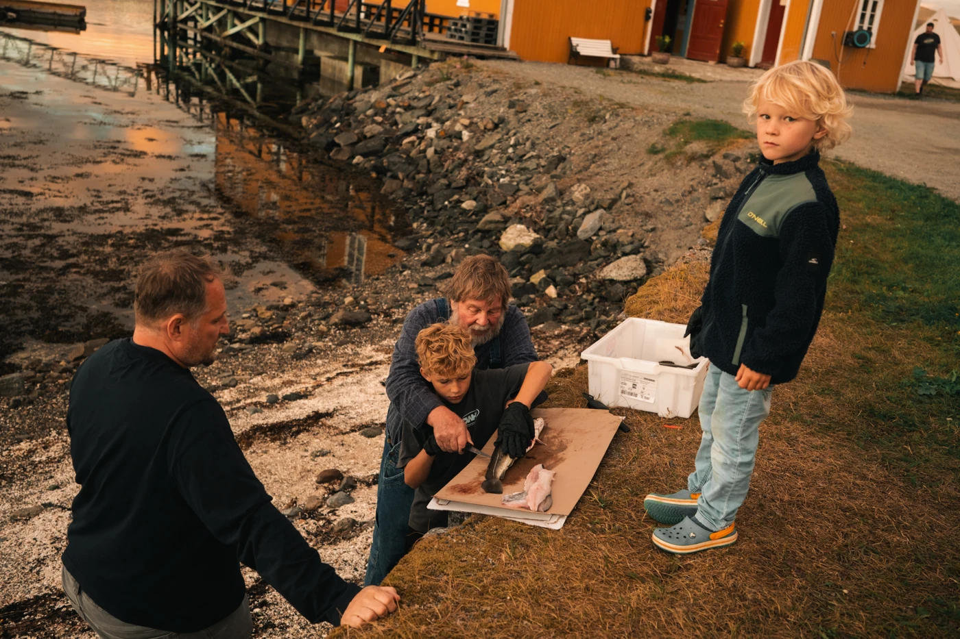 Adulti e bambini vicino a un porto norvegese